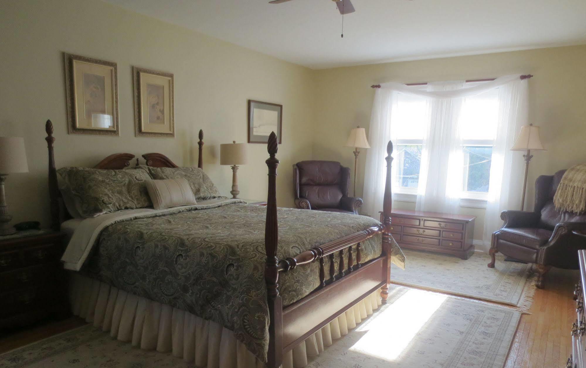 Robinsong Bed & Breakfast Thorold ภายนอก รูปภาพ