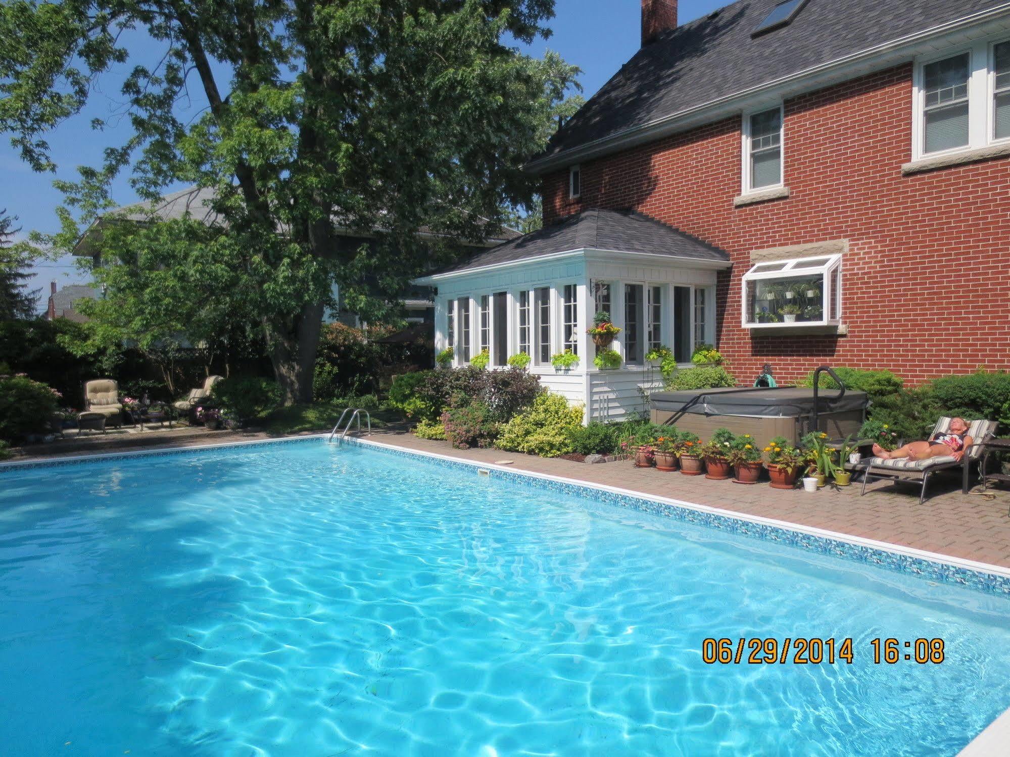 Robinsong Bed & Breakfast Thorold ภายนอก รูปภาพ