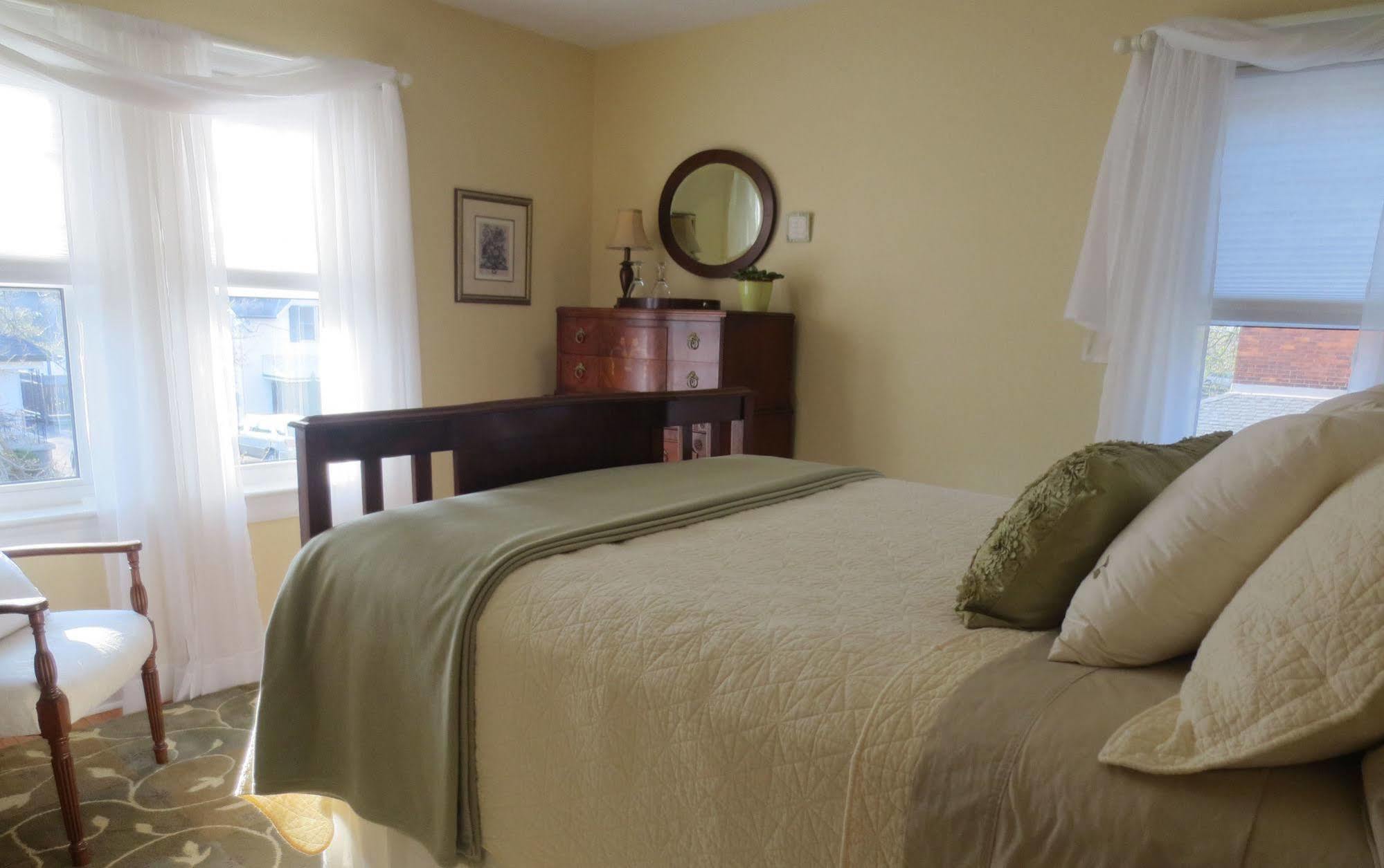 Robinsong Bed & Breakfast Thorold ภายนอก รูปภาพ